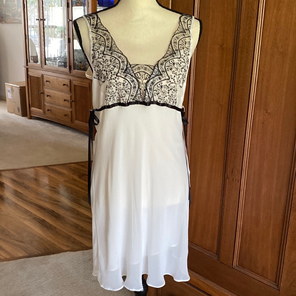Linea Donatello Nightgown Cream and Black size M.   NWT